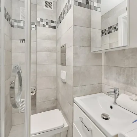 Cozy With Amazing View Of The By Renters Apartment